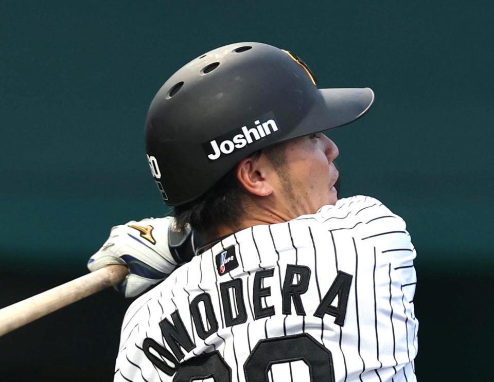 　３回、中前打を放つ小野寺（撮影・北村雅宏）