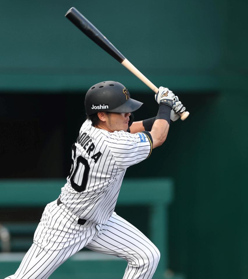 　１回、左前打を放つ小野寺（撮影・北村雅宏）