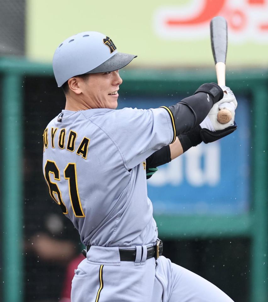 　３回、先制適時打を放つ豊田（撮影・田中太一）