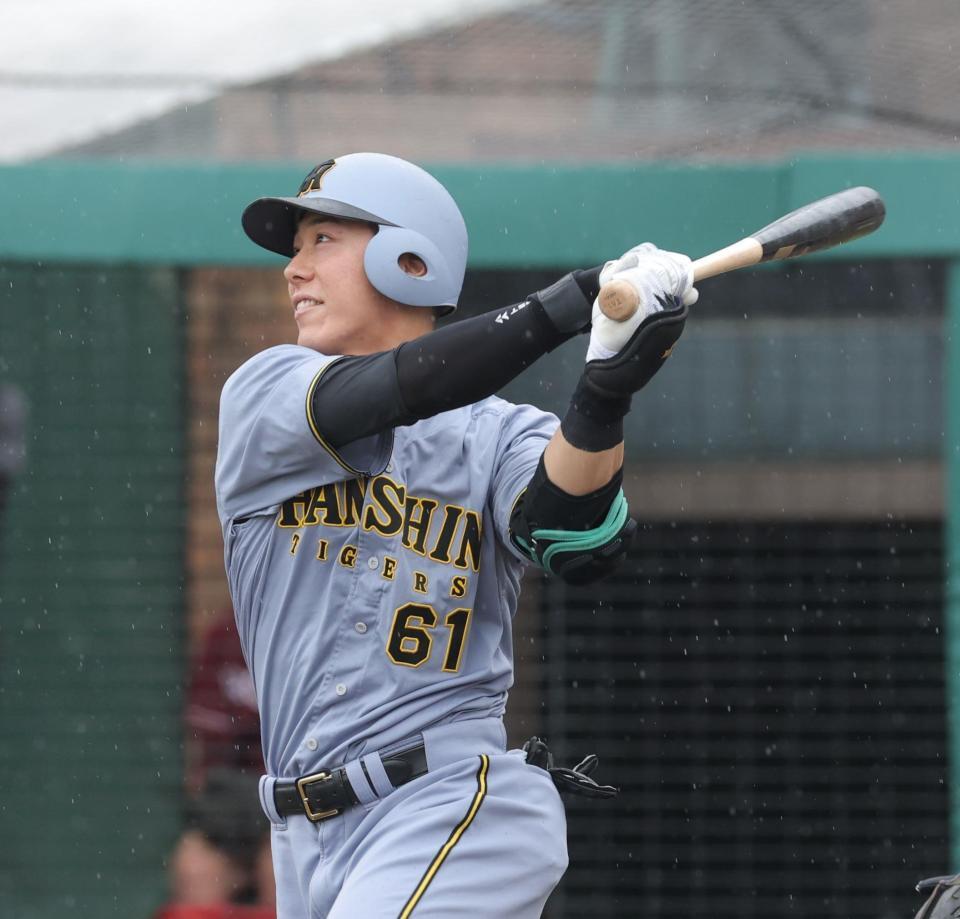 　３回、中越えに先制二塁打を放つ豊田（撮影・西岡正））