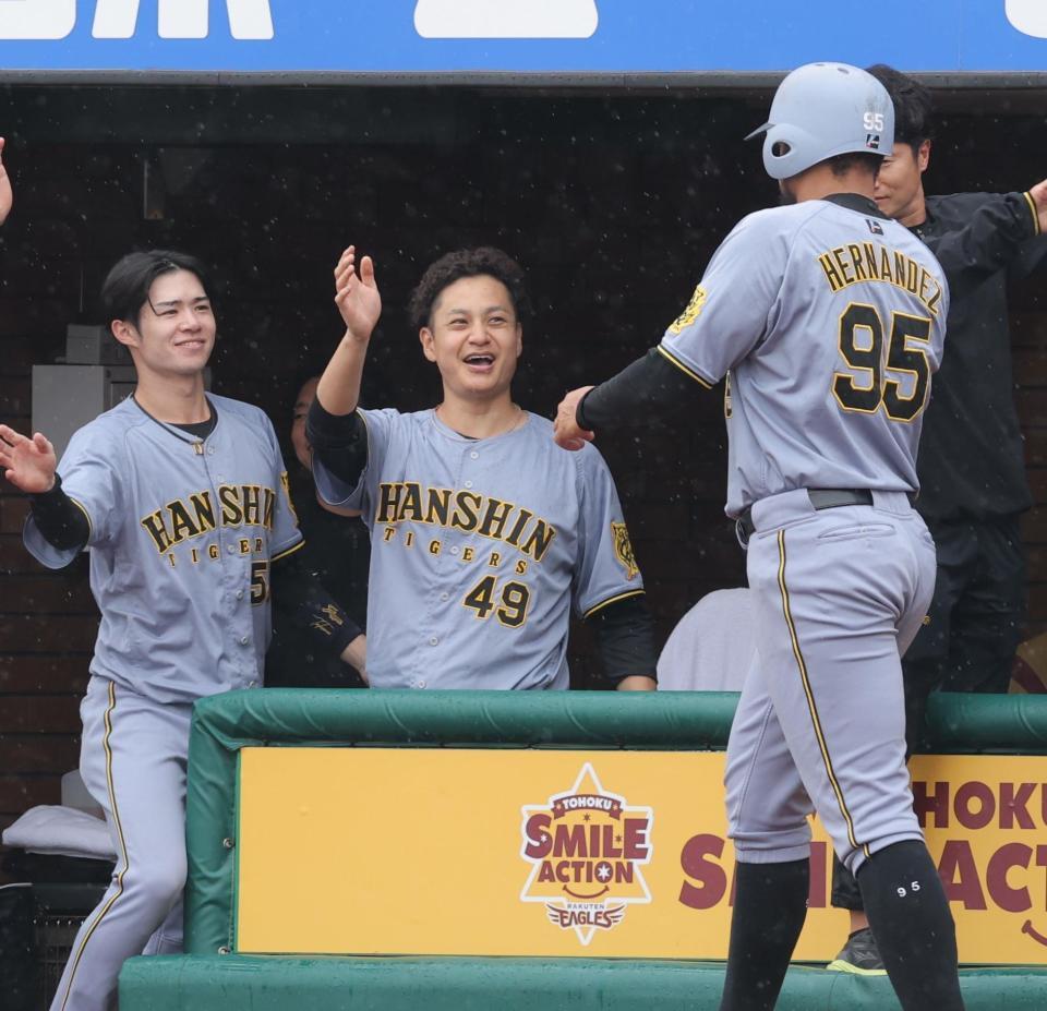 　３回、豊田の先制二塁打で生還したヘルナンデス（右）を笑顔で迎える大竹（中央）＝撮影・西岡正