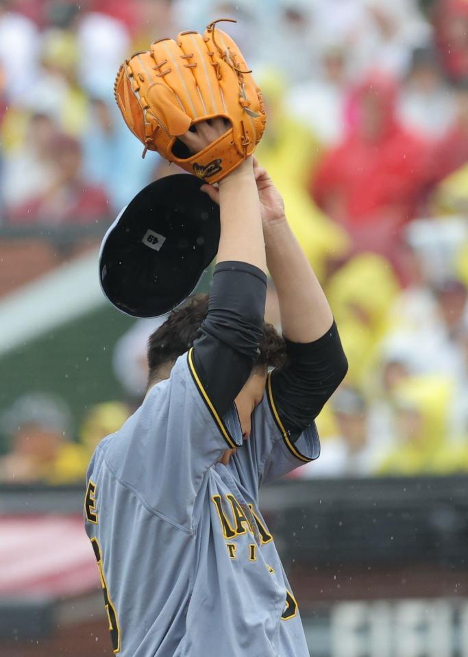 　５回、村林に適時打を浴び、マウンドで汗をぬぐう大竹（撮影・西岡正）