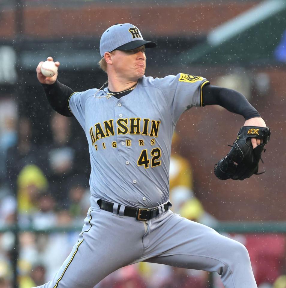 　７回途中に登板し力投するネルソン（撮影・西岡正）