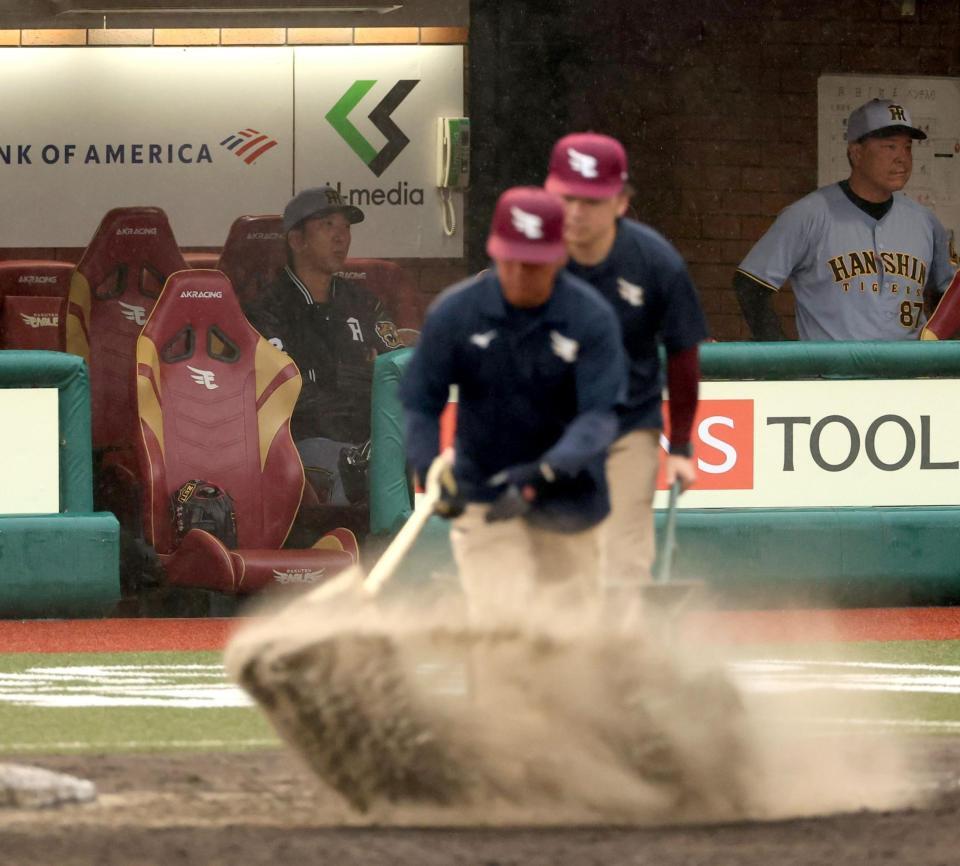 　雨の中、厳しい表情の藤川監督（撮影・金田祐二）