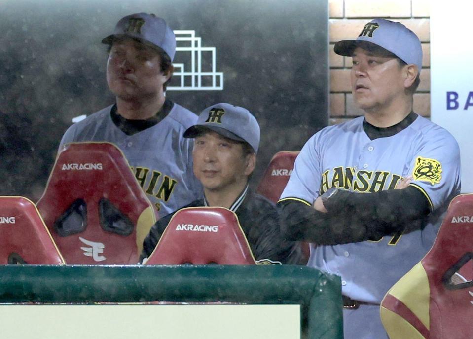 　楽天にサヨナラ負けし、グラウンドを見つめる藤川監督（中央）＝撮影・西岡正