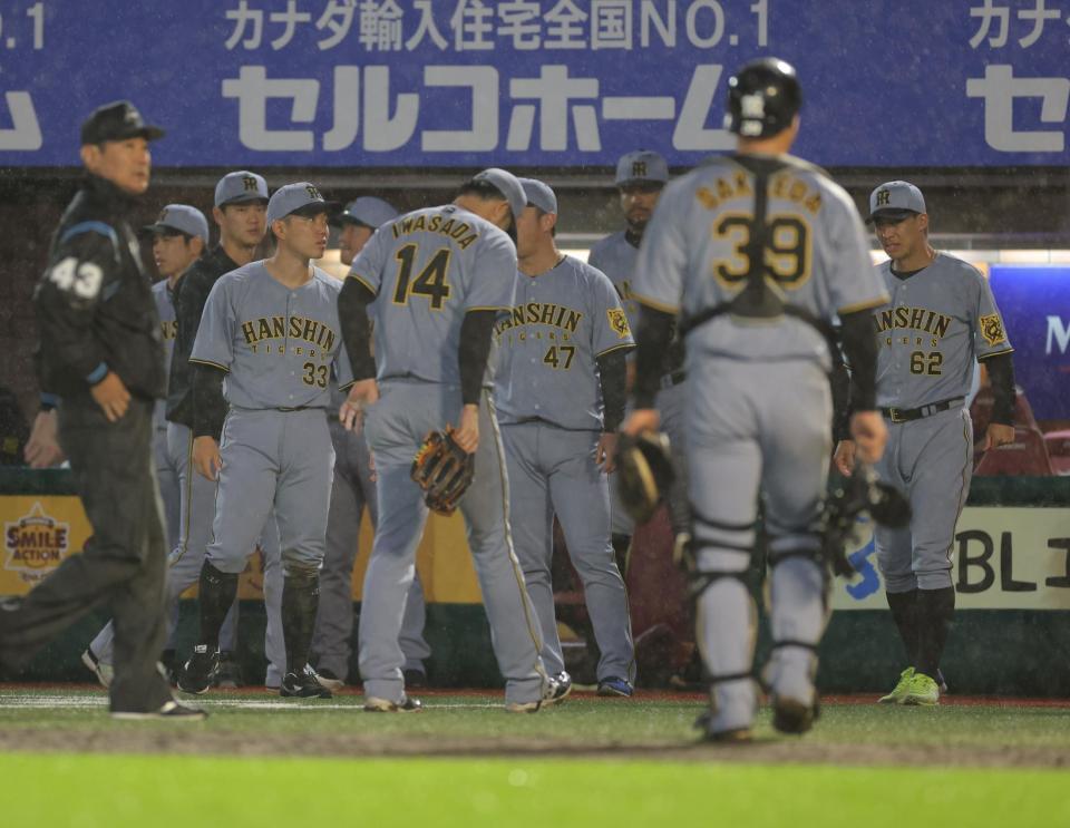　サヨナラ負けし、岩貞（１４）、栄枝（３９）を迎える阪神ナイン（撮影・西岡正）