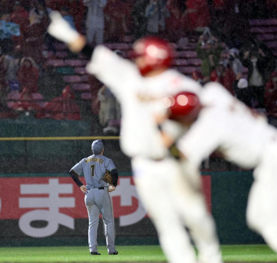 　１０回、サヨナラ打を放った石原（手前）を背に、うなだれる森下（撮影・田中太一）