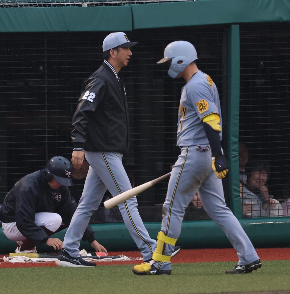 　８回、好機で空振り三振の森下（右）と選手交代を告げる藤川監督（撮影・金田祐二）