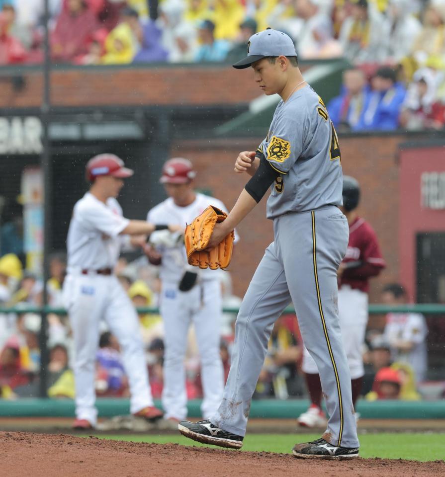 　５回、村林（左）に適時打を浴びた大竹（撮影・西岡正）