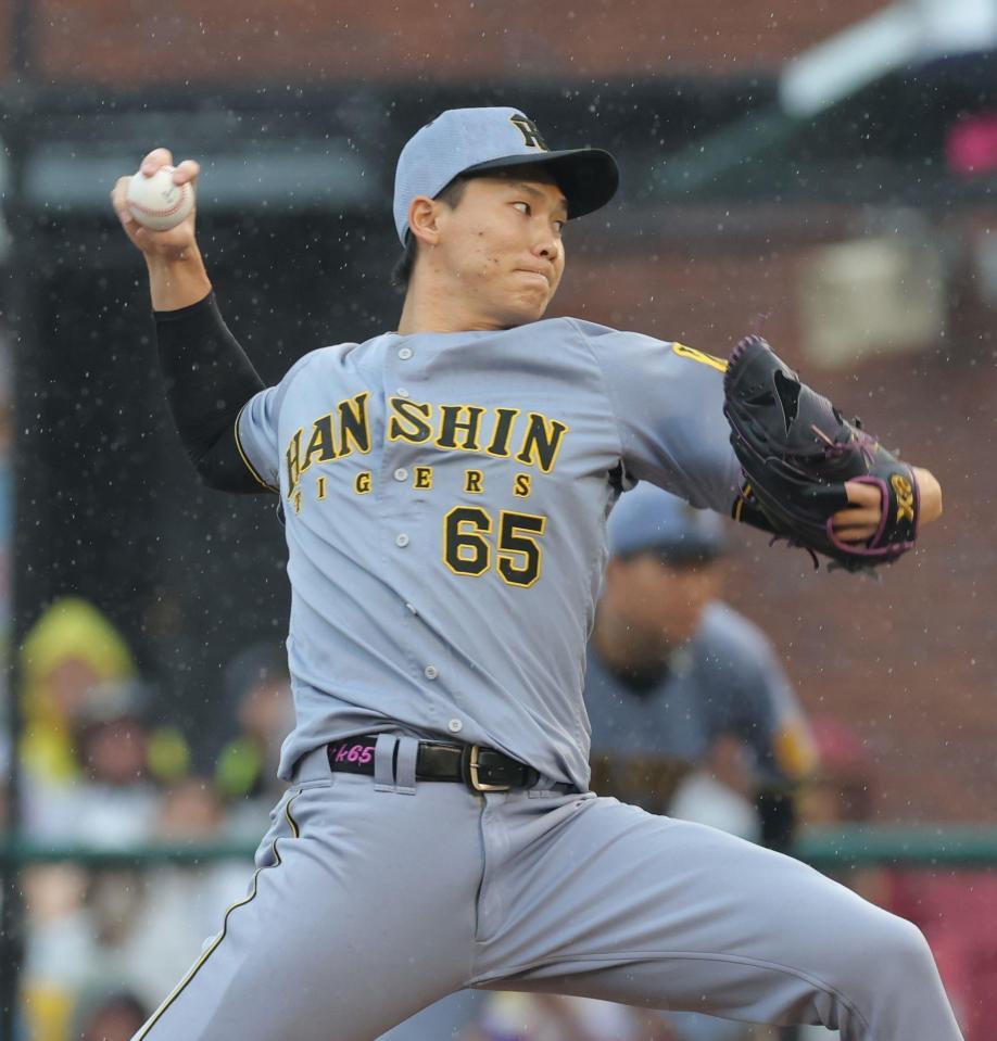 　６回に登板し、力投する湯浅（撮影・西岡正）