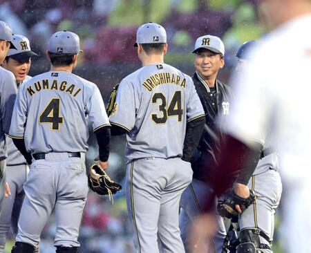 　９回、自らマウンドに向かい、ナインに声を掛ける藤川監督（右）