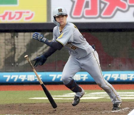 　６回、投手強襲の適時打を放つ中野