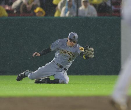 　１０回、村林の打球を好捕する佐藤輝（撮影・西岡正）