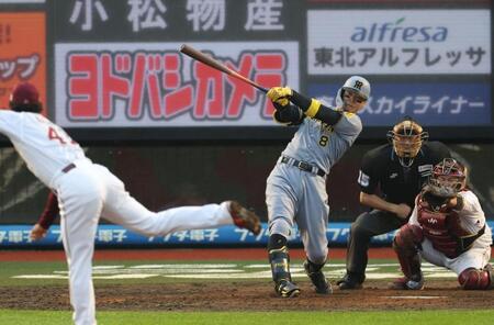 　９回、右前打を放つ佐藤輝（撮影・金田祐二）