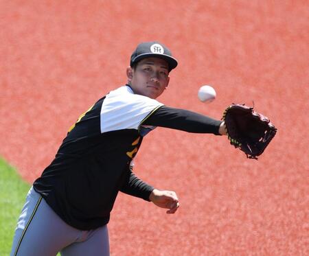 【写真】カラーリングが新鮮　阪神・佐藤輝は孝行息子“父の日”仕様のアイブラック