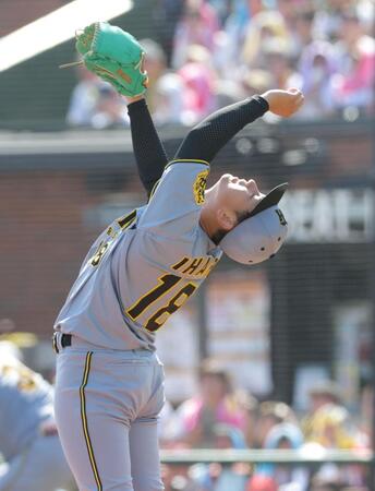 　５回、中島の打球が内野安打となり、思わずのけぞる伊原（撮影・西岡正）