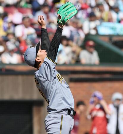 　５回、中島に内野安打を許し、マウンドで悔しがる伊原（撮影・田中太一）