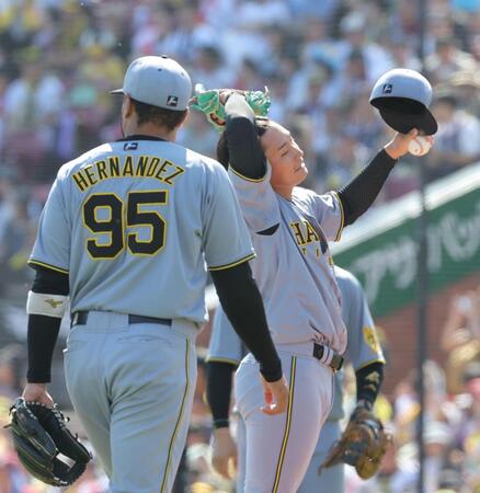 　５回、村林に適時二塁打を浴びて２点目を失い、マウンドで汗を拭う伊原（右）＝撮影・西岡正