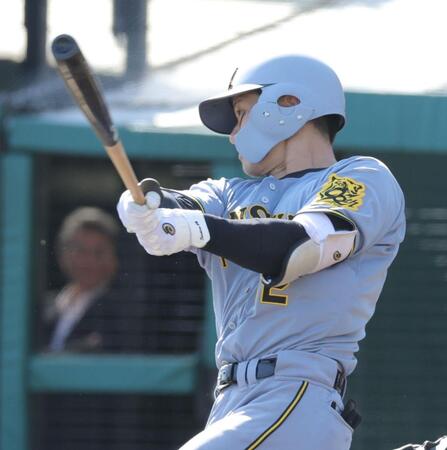 　７回、右中間に適時二塁打を放つ坂本（撮影・西岡正）