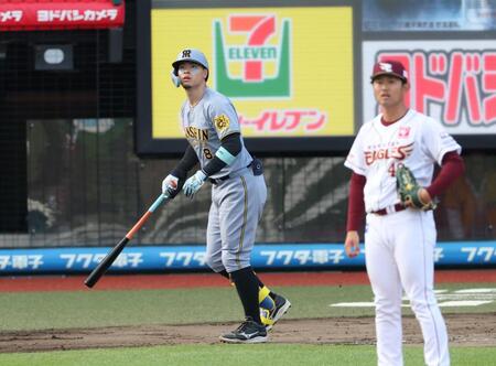 　１１回、本塁打と確信して走らない佐藤輝（撮影・金田祐二）