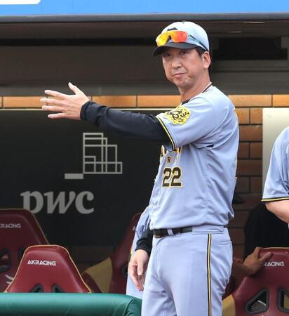 　１１回、代打を告げる藤川監督（撮影・西岡正）