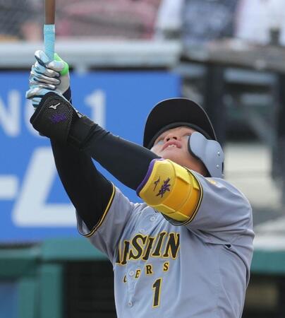 　１２回、捕邪飛を打ち上げる森下（撮影・西岡正）