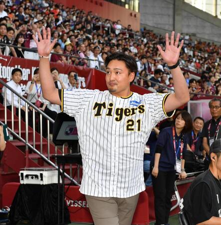 　試合前、ピッチに向かう元阪神・秋山拓巳氏（撮影・中田匡峻）