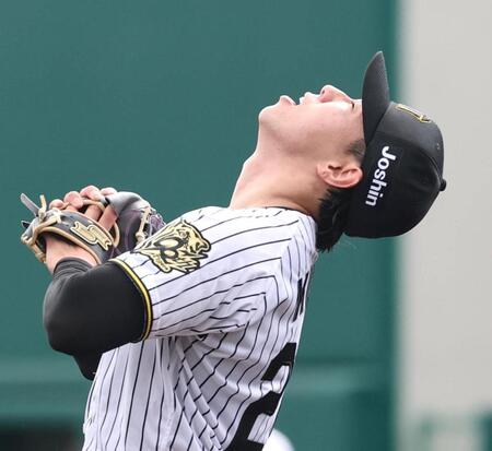 　８回、山中に四球を与え、天を仰ぐ工藤（撮影・北村雅宏）