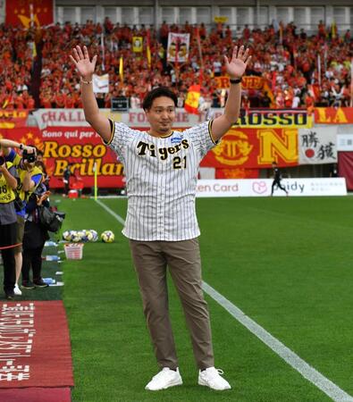 　キックオフセレモニーに登場した秋山拓巳ＢＡ（撮影・中田匡峻）