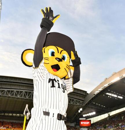 　スタンドに手を振るトラッキー（撮影・中田匡峻）