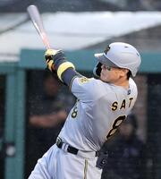 　９回、右前打を放つ佐藤輝（撮影・西岡正）