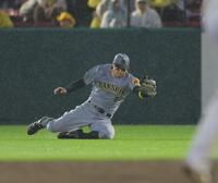 　１０回、村林の打球を好捕する佐藤輝（撮影・西岡正）