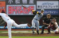 　９回、右前打を放つ佐藤輝（撮影・金田祐二）