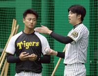 　才木（右）のアドバイスに耳を傾ける森木（撮影・北村雅宏）