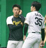 　才木のアドバイスに耳を傾ける森木（左）＝撮影・北村雅宏