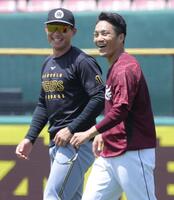 　則本（右）と談笑する森下（撮影・西岡正）