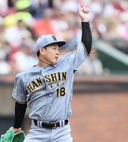 　３回、小深田を打ち取り、打球を指す伊原（撮影・田中太一）