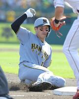 　７回、右中間に適時二塁打を放ち、三塁へ進塁する坂本（撮影・西岡正））