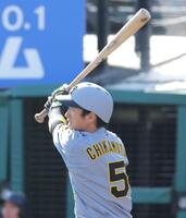 　７回、同点となる右犠飛を放つ近本（撮影・西岡正）