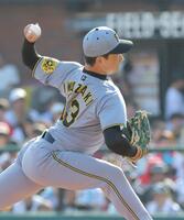 　９回に登板し力投する岩崎（撮影・西岡正）