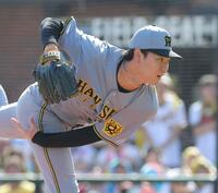 　７回に登板し力投する及川（撮影・西岡正）