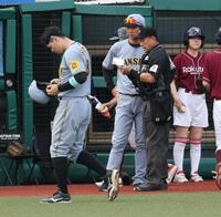 　１１回、勝ち越せず厳しい表情で選手交代を告げる藤川監督（撮影・金田祐二）