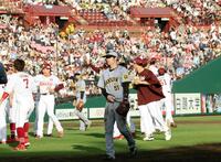 　１２回、宗山の生還を許しサヨナラ負けとなり、引き揚げる中野（撮影・田中太一）