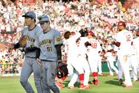 　サヨナラ負けを喫し、沸き上がる楽天ナインを背に引き揚げる（左から）大山と中野（撮影・田中太一）