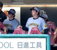 　１１回、佐藤輝がシングルヒットになり、厳しい表情を浮かべる藤川監督（右）＝撮影・西岡正