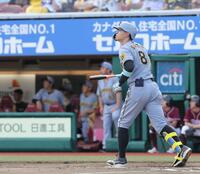 　１１回、本塁打を確信して歩き出す佐藤輝だが、中前打となる（撮影・西岡正）