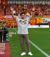 　キックオフセレモニーに登場した秋山拓巳ＢＡ（撮影・中田匡峻）