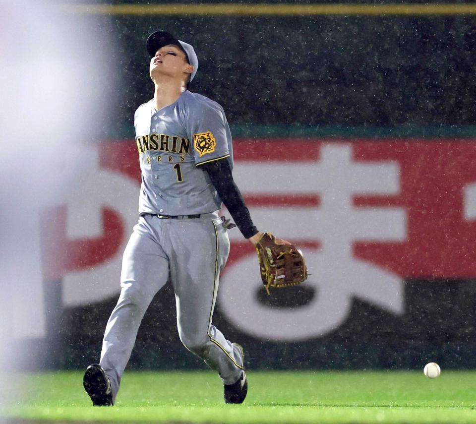 　１０回、サヨナラ打を放った石原（手前）を背にし、うなだれる森下（撮影・田中太一）