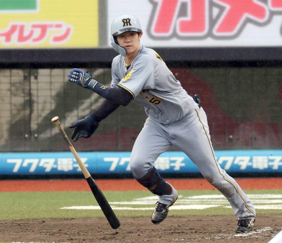 　６回、投手強襲の適時打を放つ中野