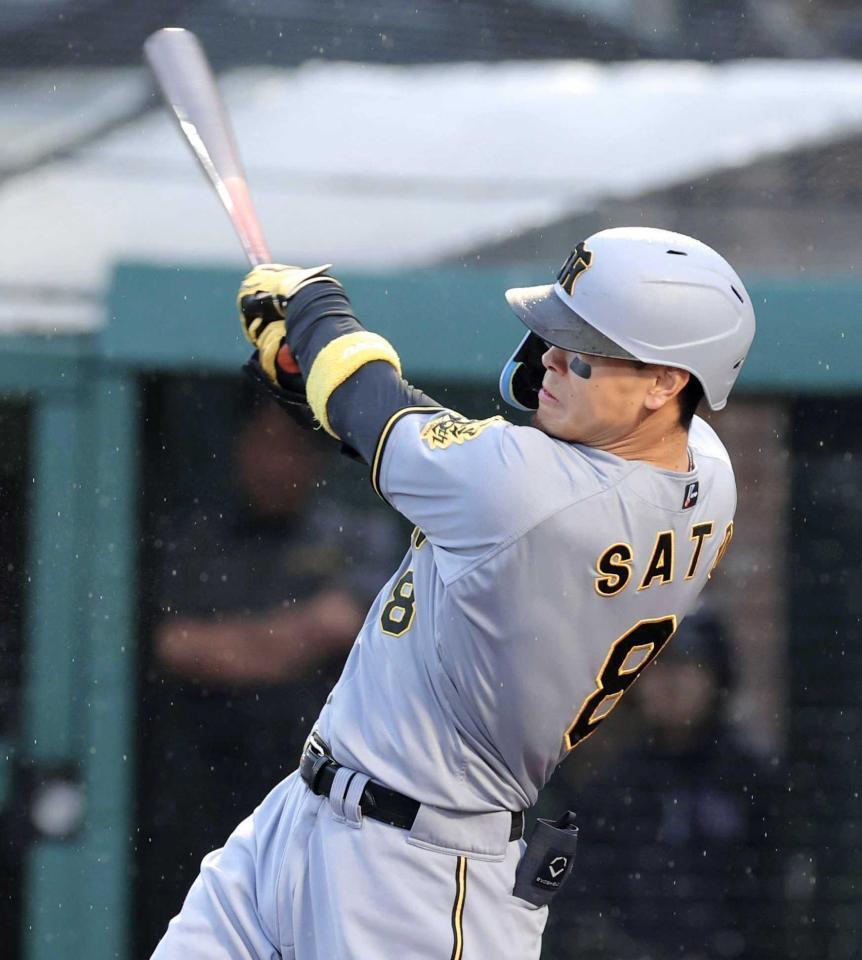 　９回、右前打を放つ佐藤輝（撮影・西岡正）